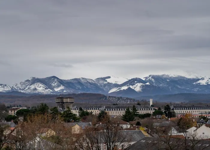 Apartment Cap Sud - 53m2- Vue Pyrenees- Hypercentre-wifi Fibre -nouvelle Literie