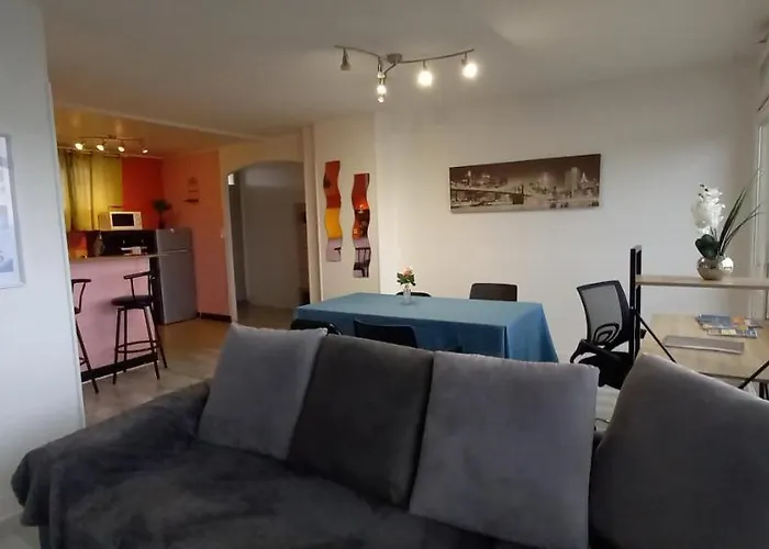 Cap Sud - 53m2- Vue Pyrenees- Hypercentre-wifi Fibre -nouvelle Literie Apartment Tarbes